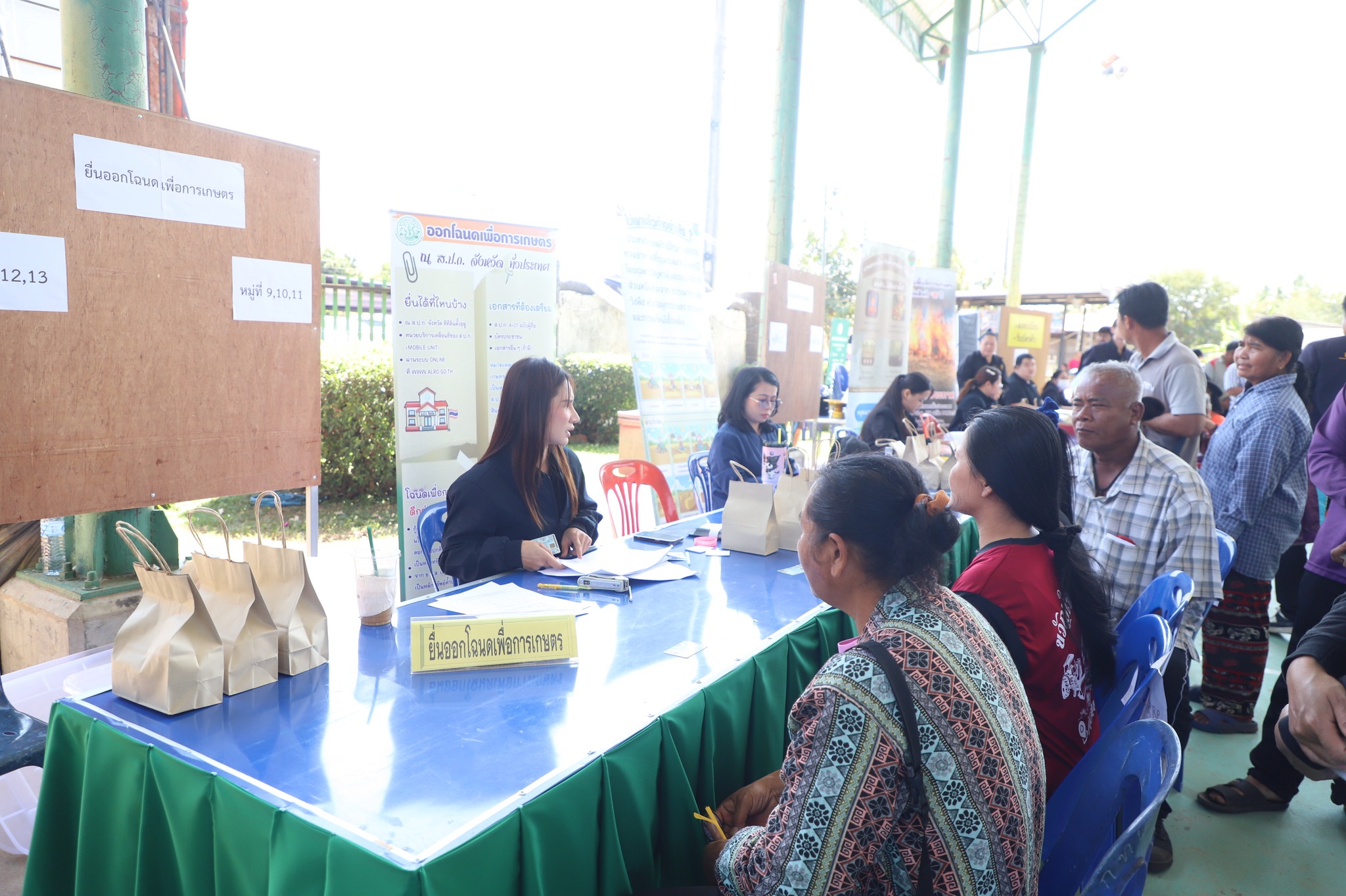 title - ชาวน้ำยืนเฮ ส.ป.ก. ขนทัพบริการถึงที่ ต.เก่าขาม ลดค่าใช้จ่าย ยื่นขอออกโฉนด - ปรึกษาปัญหากฎหมาย ครบจบในที่เดียว